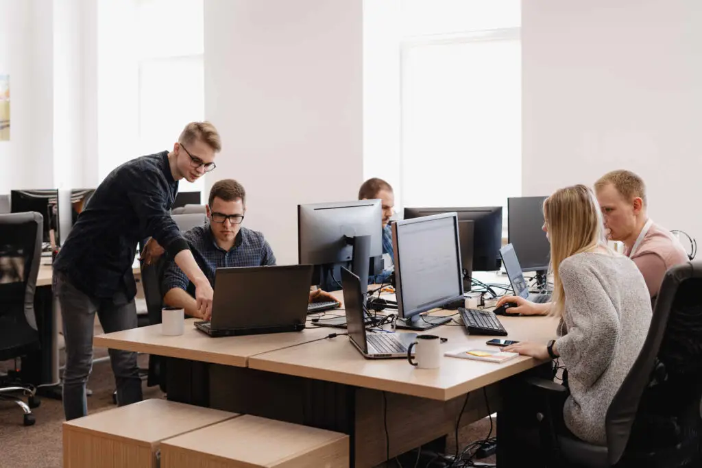 Office mitarbeiter mit proxmox am arbeiten
